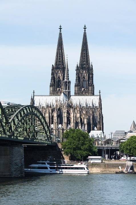 Schulklasse besichtigt den Kölner Dom