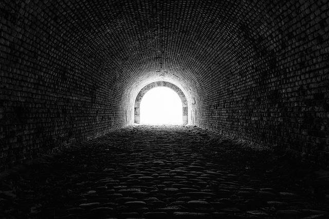 Fernwärmetunnel Köln. Auf dem Bild sehen wir das Licht am Ende eines dunklen, gemauerten Tunnels.