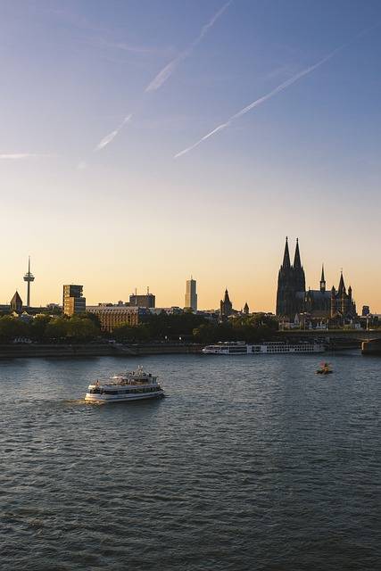 Eine Schifffahrt auf dem Rhein darf bei keiner Klassenfahrt nach Köln fehlen. Auf dem Bild ein Ausflusdampfer vor der Skyline von Köln mit dem Dom im Hintergrund.