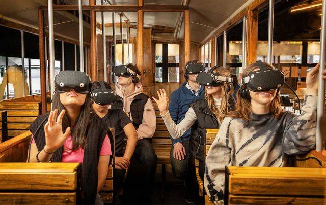 Das Herzstück der Zeitreise-Experience von Timeride Köln sind die SENSEUMS. Diese aufwendig gestalteten Erlebnisräume laden zu einer emotionalen Reise in die Vergangenheit mit allen Sinnen ein. Besonderes Highlight hier ist die Virtual-Reality-Bahnfahrt ins Köln von 1926.